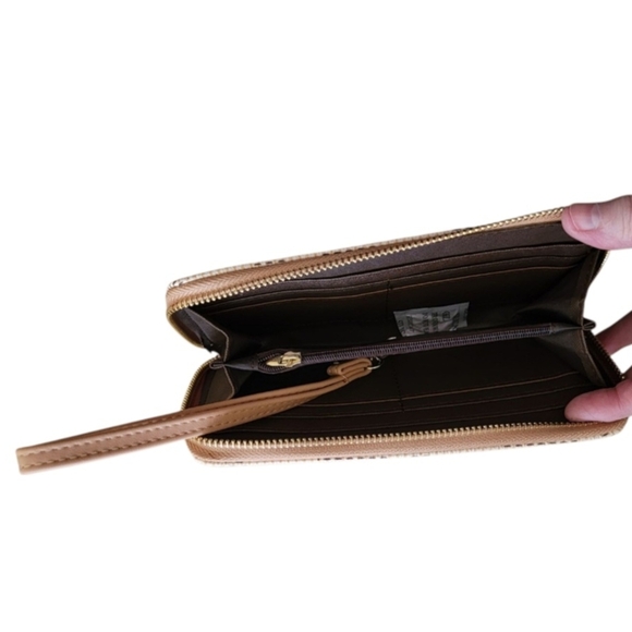 Cream and Black Geometric Wallet with Zipper Closure - Picture 3 of 3